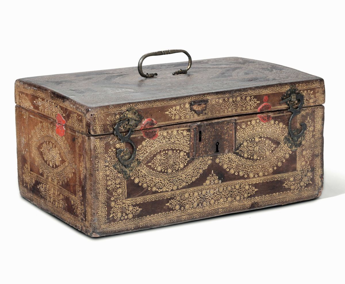 Cassetta da Viaggio. Cuoio con Impressioni in Oro e Finimenti in Bronzo. Arte del XVIII Secolo