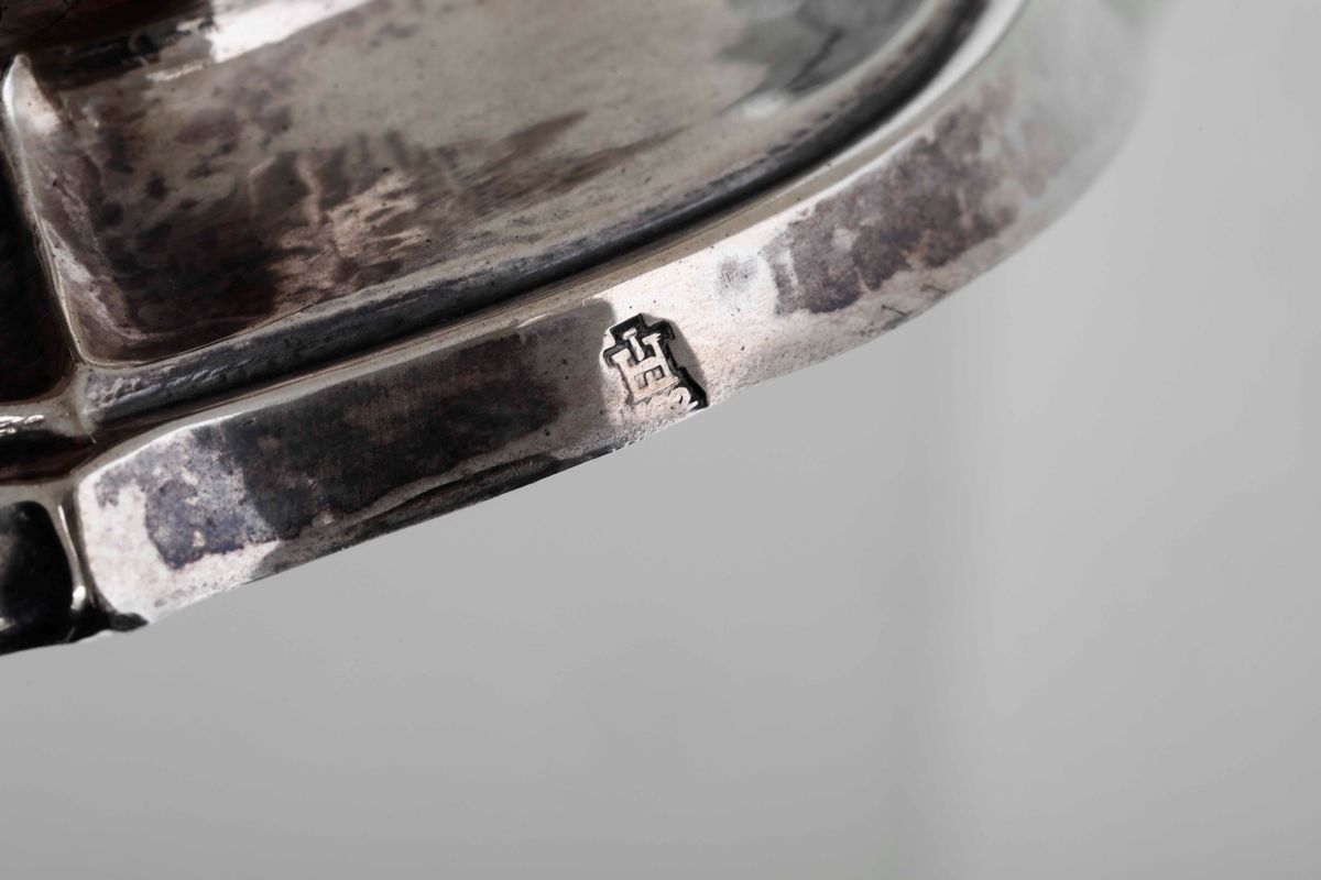 Coppia di Candelieri in Argento Fuso, Sbalzato e Cesellato. Genova, Marchio della Torretta per L’...