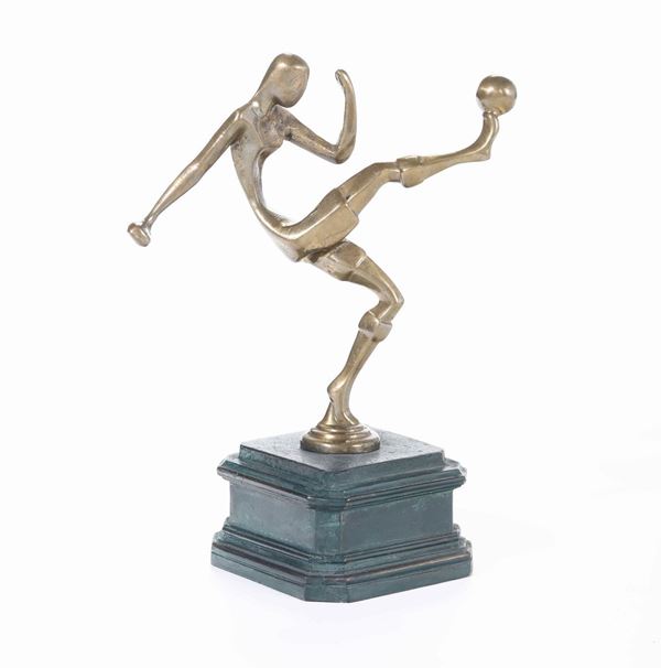 Scultura in bronzo raffigurante calciatore, XX secolo