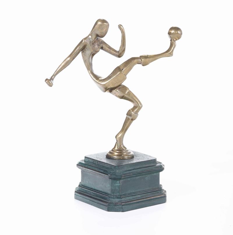 Scultura in bronzo raffigurante calciatore, XX secolo  - Auction Italian Dwellings - Cambi Casa d'Aste