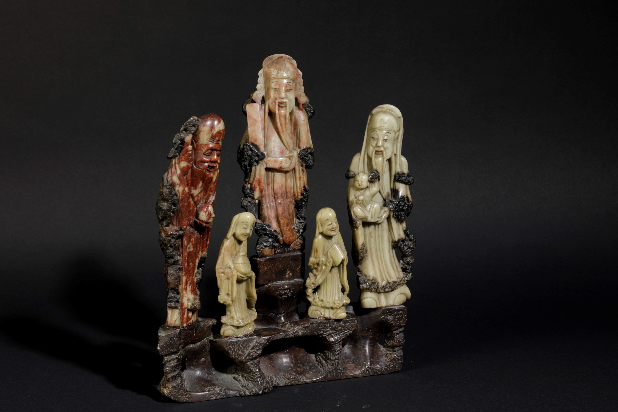 Gruppo Scolpito in Saponaria Raffigurante Saggi con Discepoli, Cina, XX Secolo