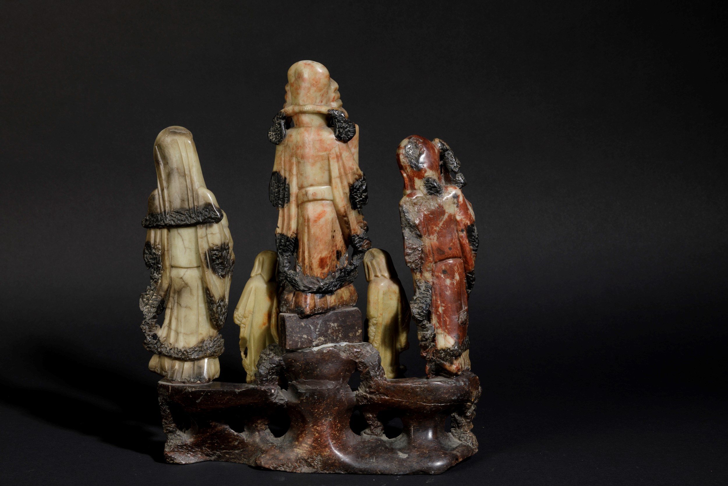 Gruppo Scolpito in Saponaria Raffigurante Saggi con Discepoli, Cina, XX Secolo