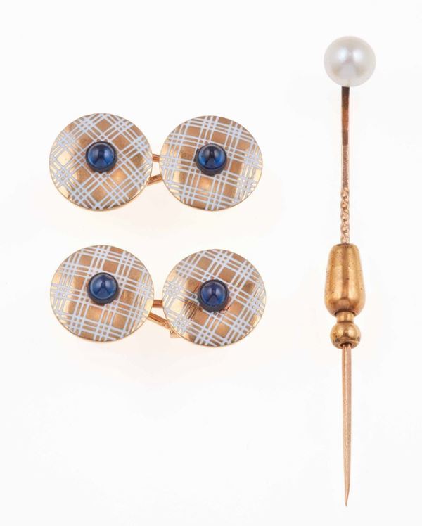 Un paio di bottoni da polso con smalto bianco e pasta vitrea blu ed uno spillone da cravatta con perla