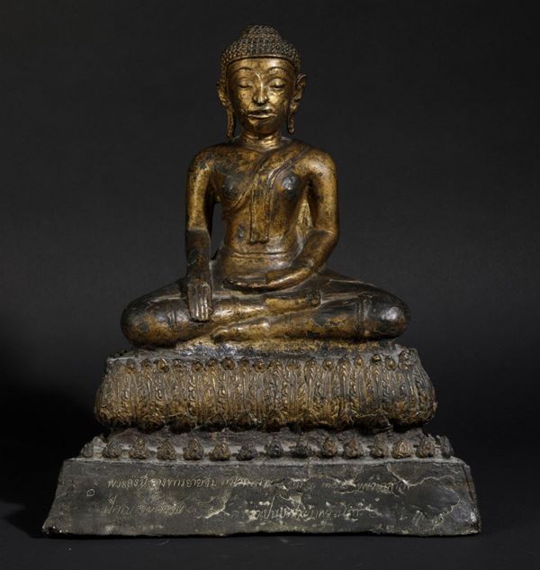 Figura di Buddha Sakyamuni seduto su fiore di loto in bronzo parzialmente dorato, Thailandia, XV/XVI secolo