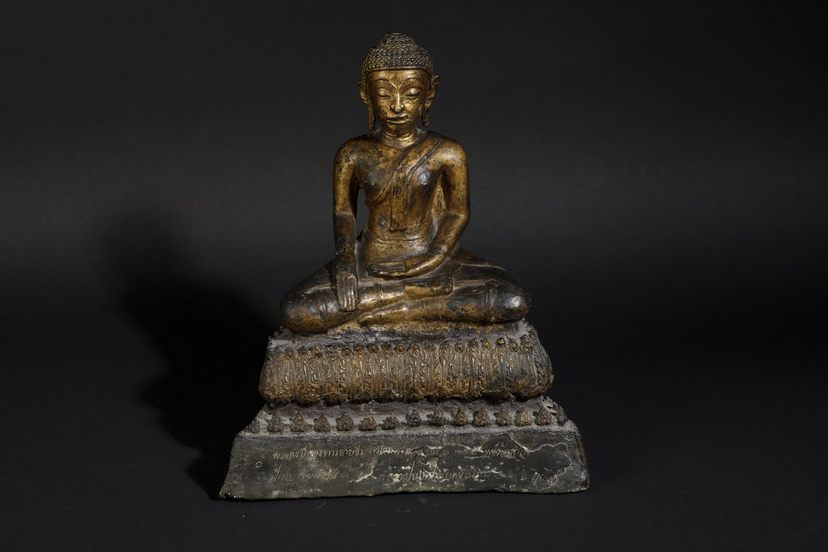 Figura di Buddha Sakyamuni Seduto su Fiore di Loto in Bronzo Parzialmente Dorato, Thailandia, XV/...
