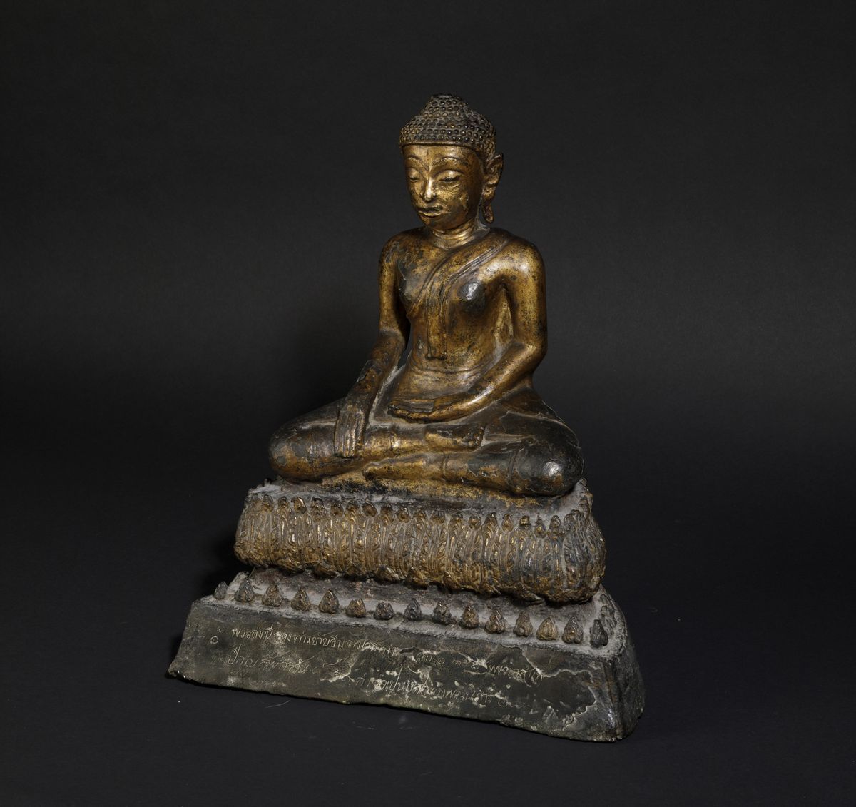 Figura di Buddha Sakyamuni Seduto su Fiore di Loto in Bronzo Parzialmente Dorato, Thailandia, XV/...