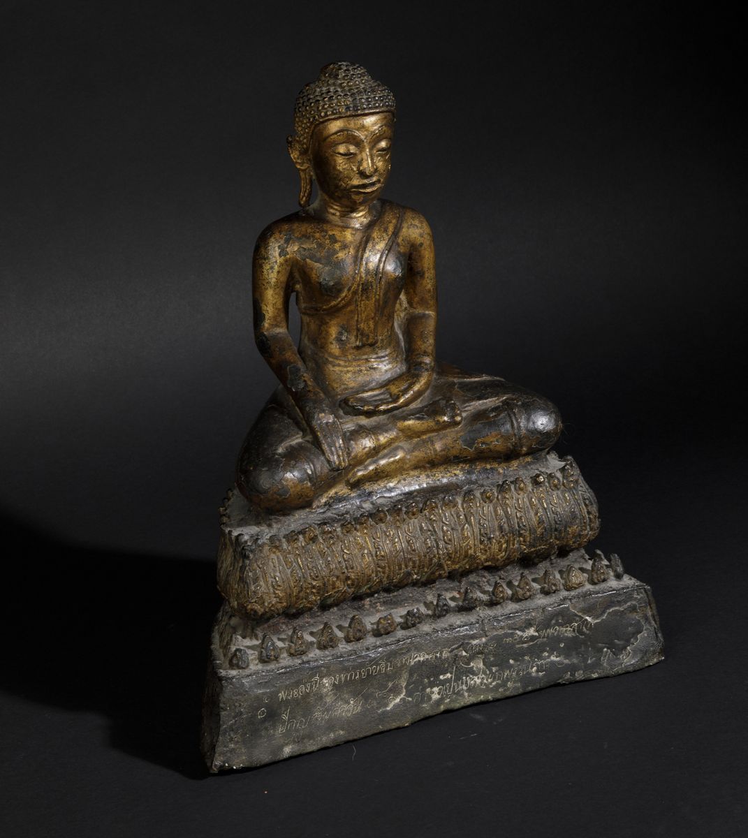 Figura di Buddha Sakyamuni Seduto su Fiore di Loto in Bronzo Parzialmente Dorato, Thailandia, XV/...