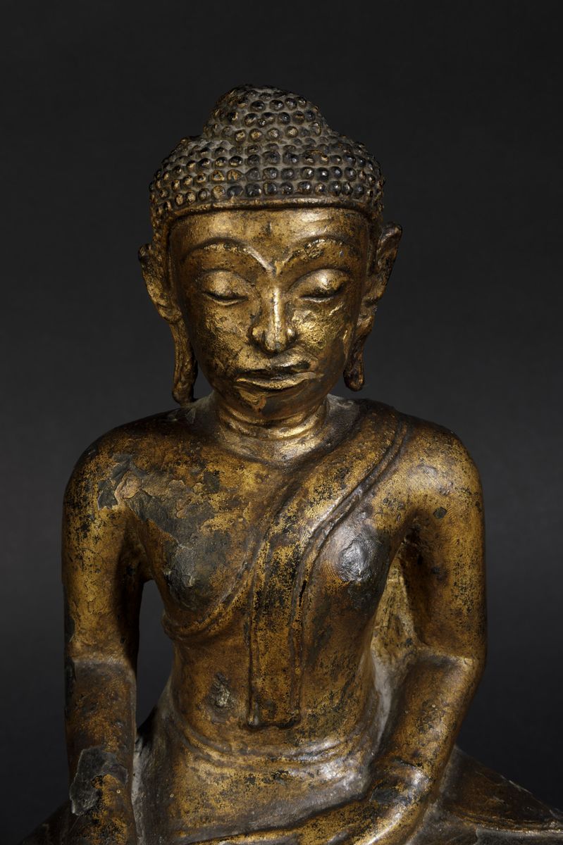 Figura di Buddha Sakyamuni Seduto su Fiore di Loto in Bronzo Parzialmente Dorato, Thailandia, XV/...