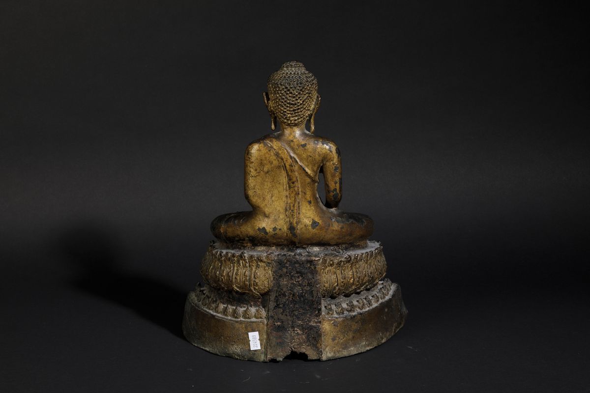 Figura di Buddha Sakyamuni Seduto su Fiore di Loto in Bronzo Parzialmente Dorato, Thailandia, XV/...