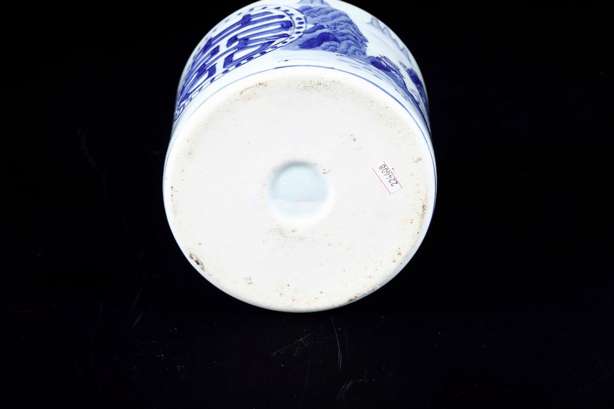 Vaso con Coperchio in Porcellana Bianca e Blu con Paesaggio, Decori Floreali e Simboli Taoisti, C...