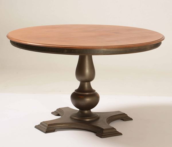 Tavolo tondo in stile con gamba tornita. XX secolo