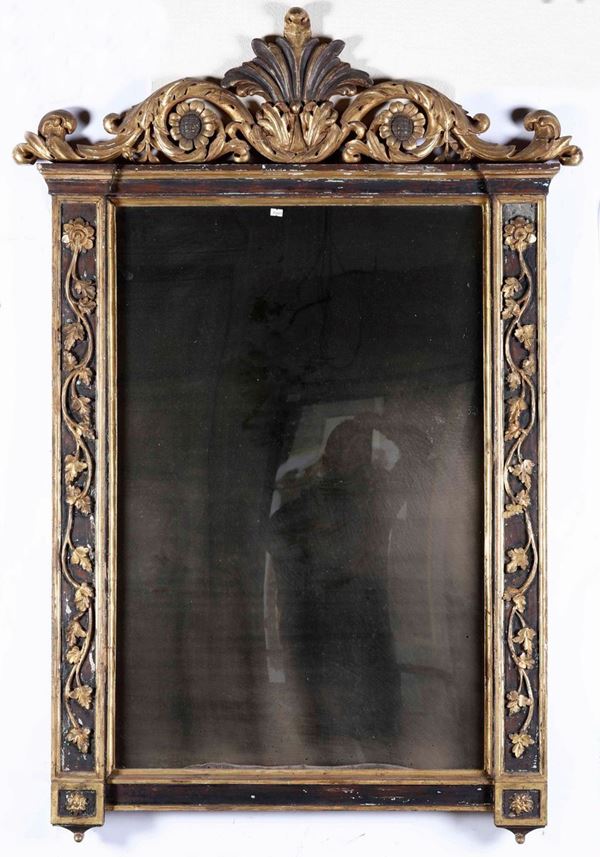 Specchiera in legno intagliato, dorato e dipinto. XVIII secolo