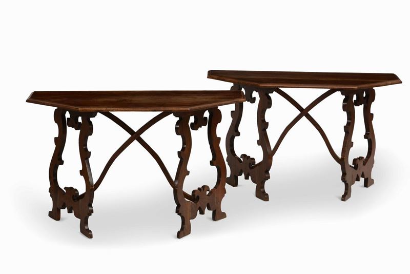 Coppia di mezzi tavoli in noce con gambe a lira, XIX secolo  - Auction Artworks and Furniture from Lombard private Mansions - Cambi Casa d'Aste