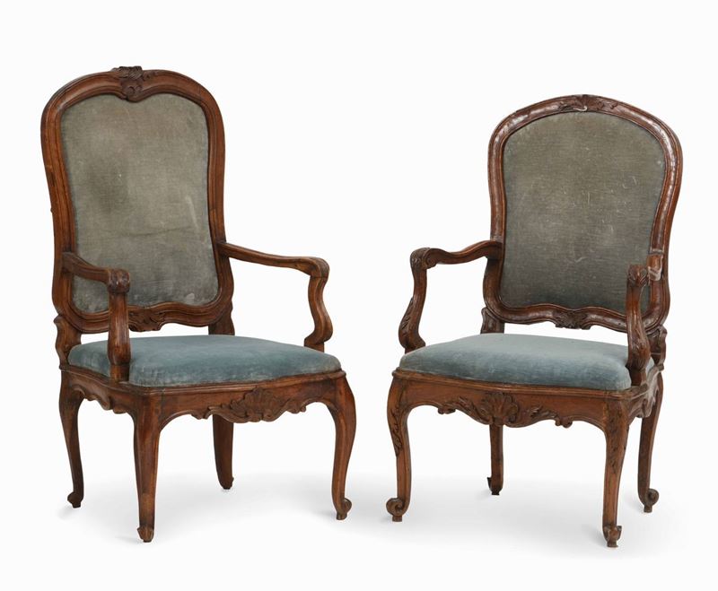 Due poltrone Luigi XV, in legno intagliato, XVIII secolo  - Auction Artworks and Furniture from Lombard private Mansions - Cambi Casa d'Aste