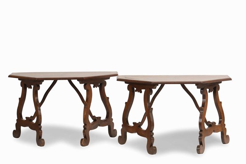 Coppia di mezzi tavoli in noce con gambe a lira, XIX secolo  - Asta Opere e Arredi da Dimore Lombarde - Cambi Casa d'Aste
