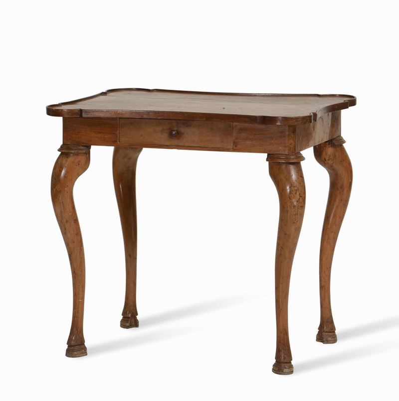 Tavolino in noce con piano sagomato, fine XVIII secolo  - Auction Artworks and Furniture from Lombard private Mansions - Cambi Casa d'Aste