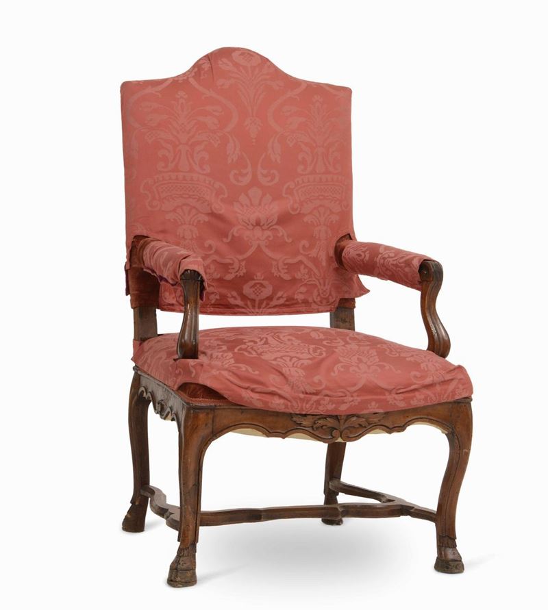 Poltrona Luigi XV in noce con rivestimento in raso rosso, XVIII secolo  - Auction Artworks and Furniture from Lombard private Mansions - Cambi Casa d'Aste