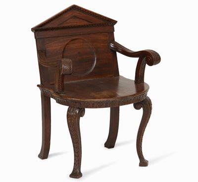 Curiosa Poltroncina in Noce con Gambe Arcuate Riccamente Intagliate, XIX Secolo