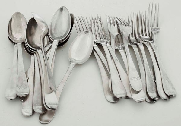 Insieme di dodici forchette e dodici cucchiai in argento. XX secolo
