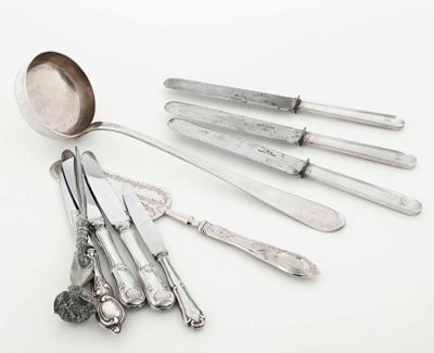 Insieme di Sei Coltelli, una Paletta, un Mestolo , un Tagliacarte in Argento