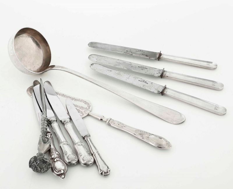 Insieme di sei coltelli, una paletta, un mestolo , un tagliacarte in argento  - Auction Silvers | Cambi Time - Cambi Casa d'Aste