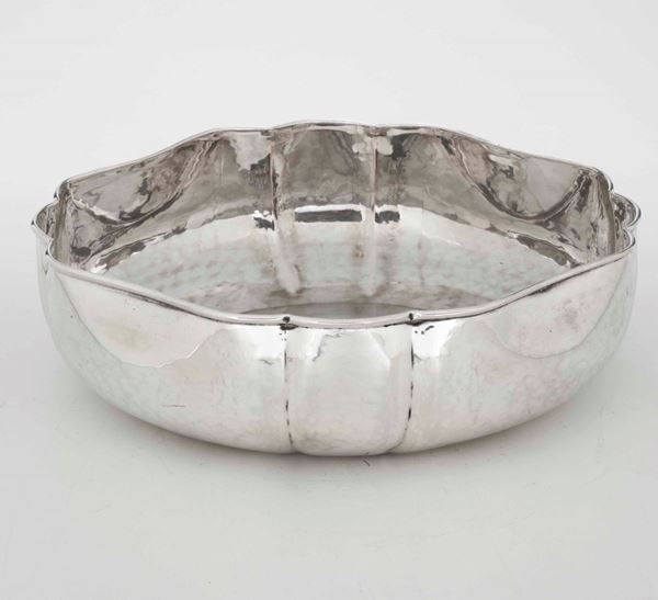 Ciotola sagomata in argento, argenteria italiana del XX secolo