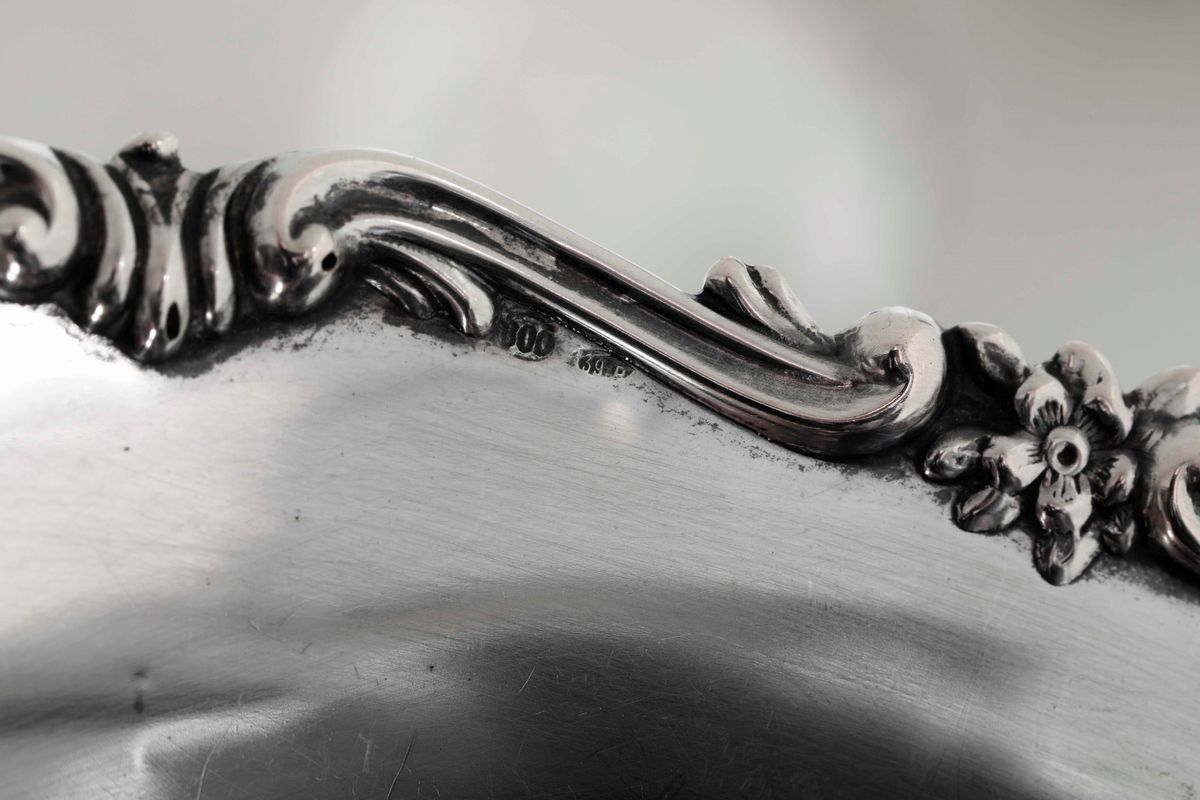 Insieme di Due Centrotavola e un'alzata in Argento. Differenti Manifatture Italiane del XX Secolo
