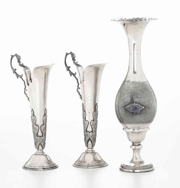 Due versatoi in argento e vaso in argento con turchesi. Italia XX secolo