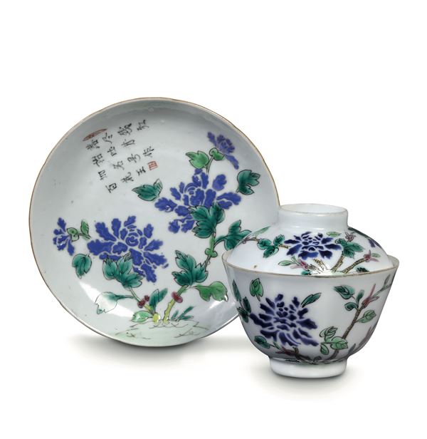 Tazza da tè con coperchio e piattino. Cina, Dinastia Qing, era Daoguang (1821-1850 )