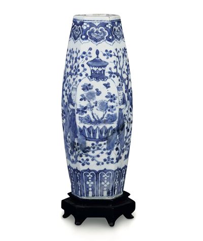 Cina dinastia Qing, Vaso esagonale in porcellana, XIX secolo (Daoguang–Tongzhi)
