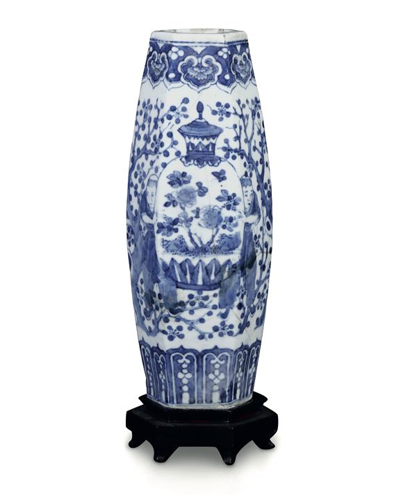 Vaso esagonale, Cina dinastia Qing, XIX secolo, era Daoguang (1821-1850 ) – Tongzhi( 1862-1874)