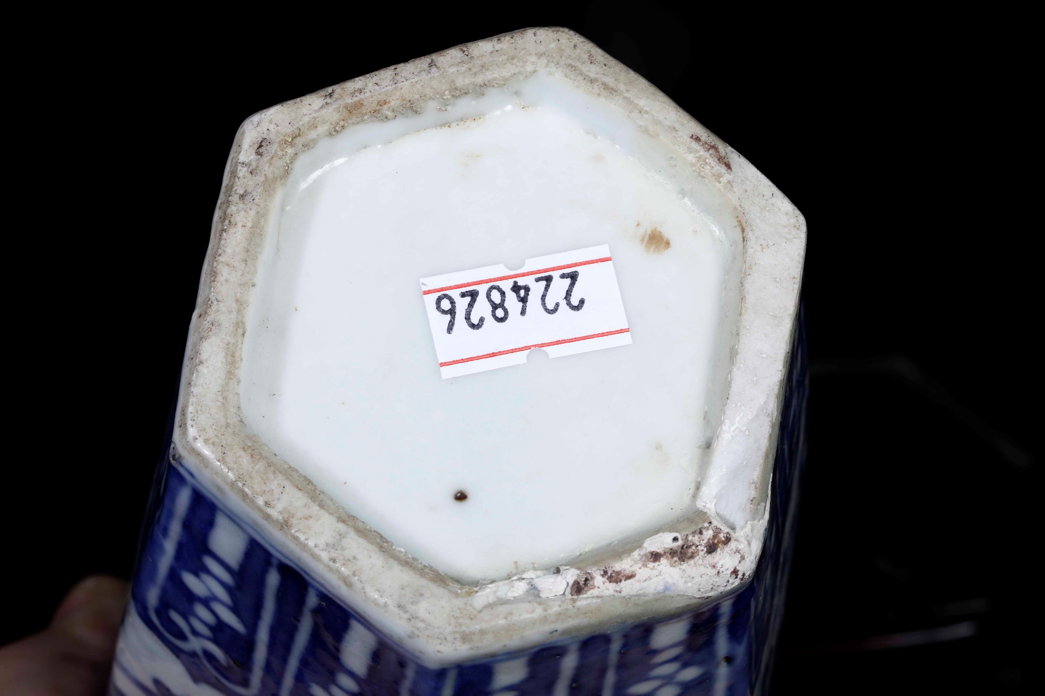 Cina dinastia Qing, Vaso esagonale in porcellana, XIX secolo (Daoguang–Tongzhi)