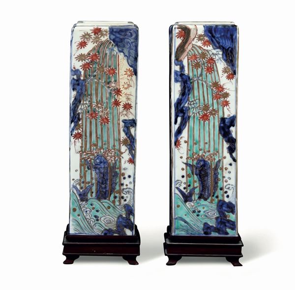 Coppia di vasi a forma di parallelepipedo. Giappone,Arita, periodo Edo (1603-1868), prima metà XIX secolo