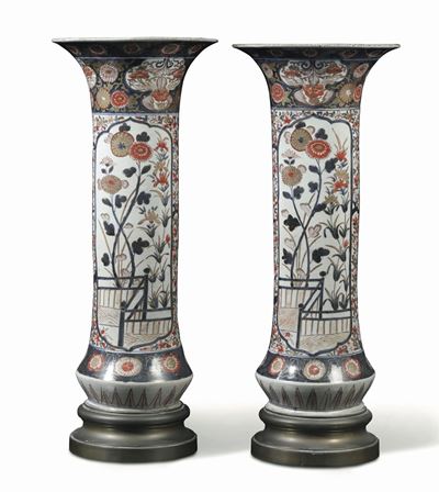Coppia di Vasi a Tromba. Giappone, Arita, Periodo Edo (1603 - 1868) Tardo XVII Inizio XVIII Secol...