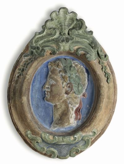 Serie di 4 Ovali Raffiguranti Imperatori in Stucco Policromo. XVIII-XIX Secolo