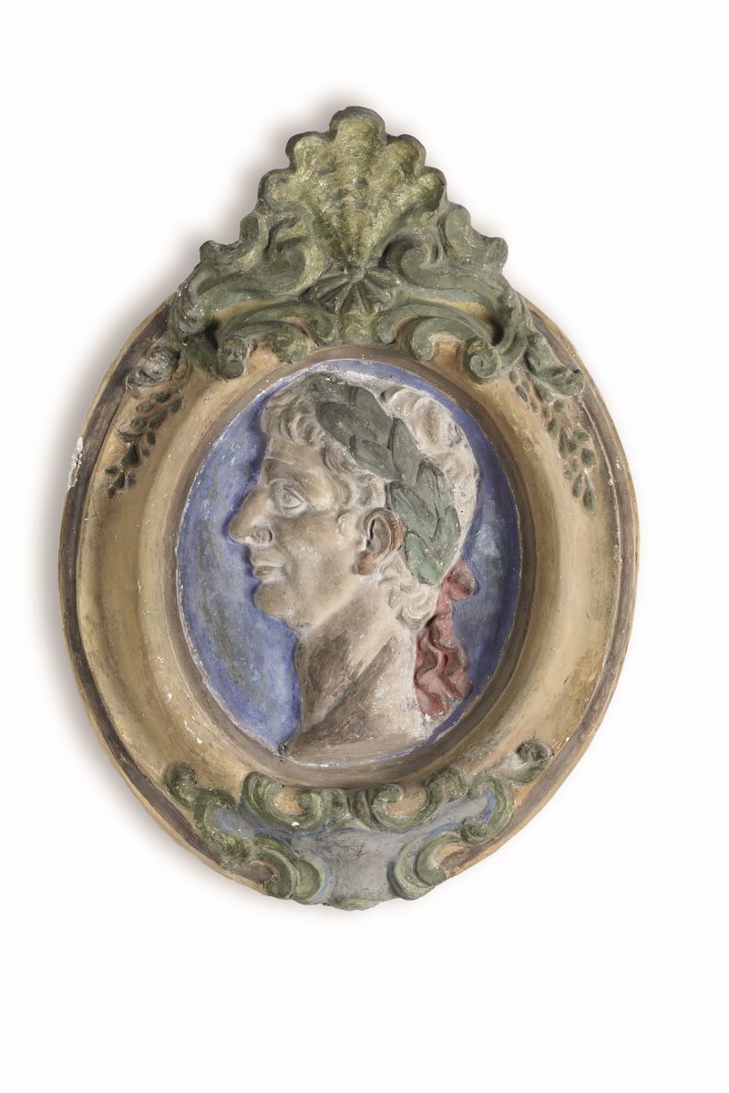 Serie di 4 Ovali Raffiguranti Imperatori in Stucco Policromo. XVIII-XIX Secolo