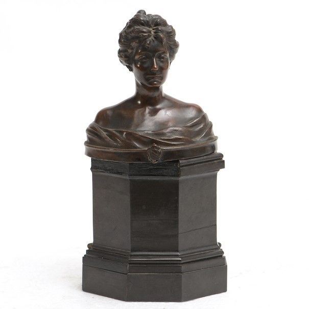 Piccolo busto in bronzo raffigurante donna  - Auction Artworks and Furniture from Lombard private Mansions - Cambi Casa d'Aste