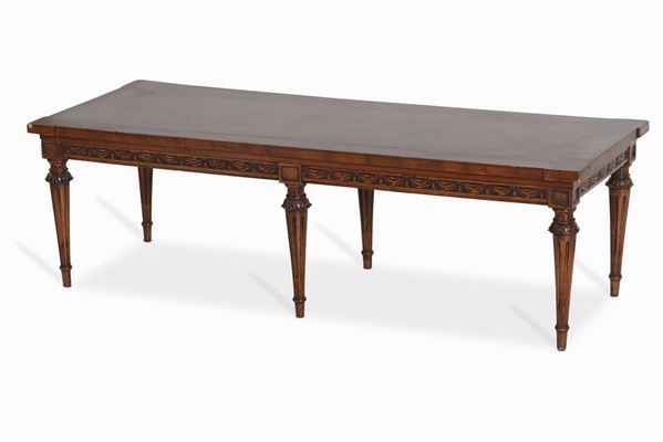 Tavolino da salotto in legno intagliato, XIX secolo
