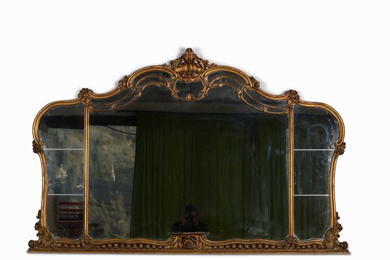 Specchiera in legno inatagliato e dorato sagomata, XX secolo  - Asta Opere e Arredi da Dimore Lombarde - Cambi Casa d'Aste