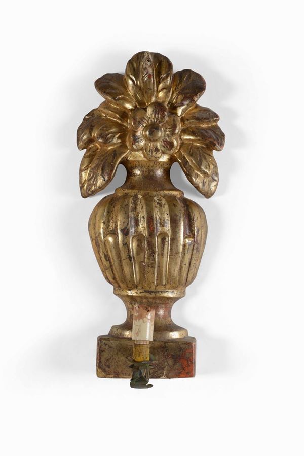 Applique in legno intagliato e dorato a forma di vaso a una luce, XVIII secolo