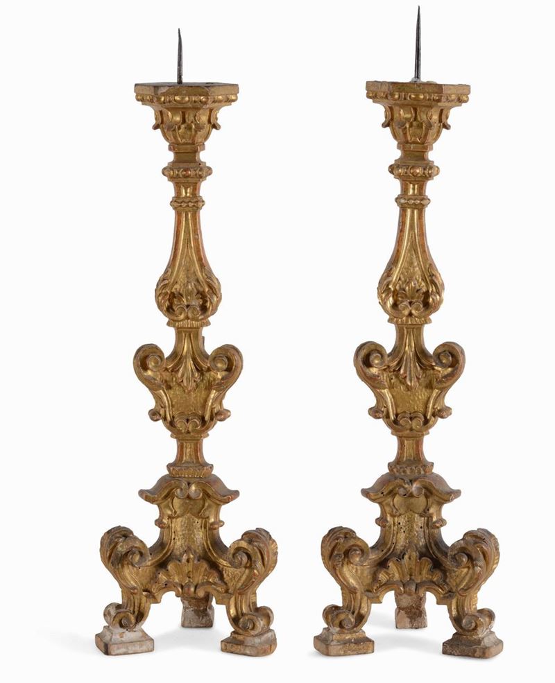 Coppia di candelieri in legno scolpito e dorato, XVIII secolo  - Auction Artworks and Furniture from Lombard private Mansions - Cambi Casa d'Aste