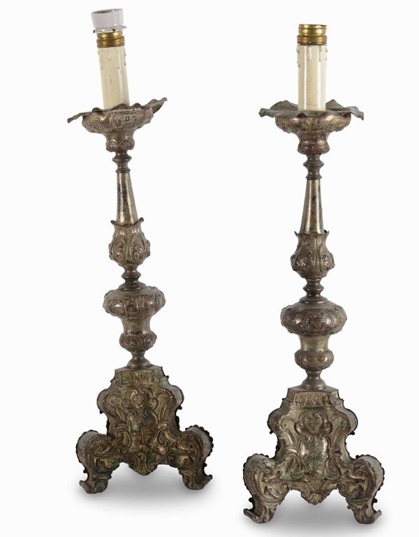 Coppia di candelieri in lamierino sbalzato, XVIII secolo