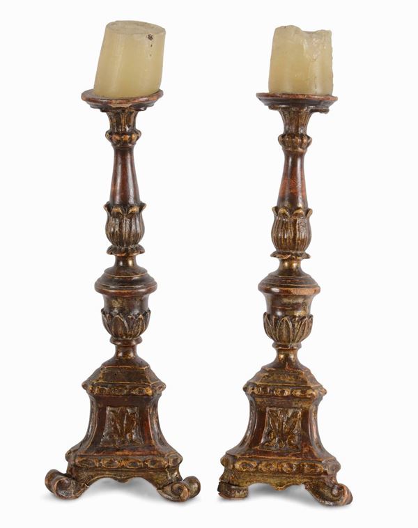 Coppia di candelieri in legno scolpito con cespi fogliati, XVIII secolo