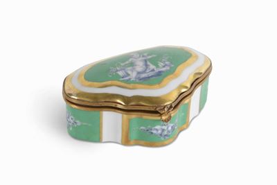 Piccola Scatola in Porcellana Verde Oro con Putto, Sevres, Francia XX Secolo