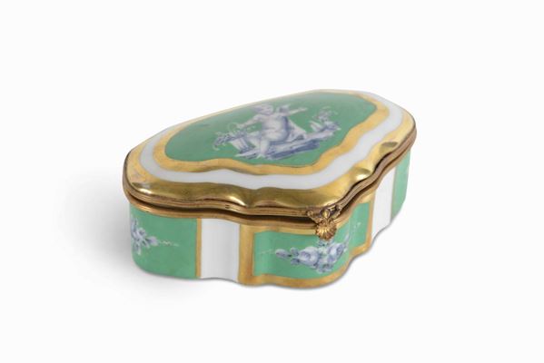 Piccola scatola in porcellana verde oro con putto, Sevres, Francia XX secolo