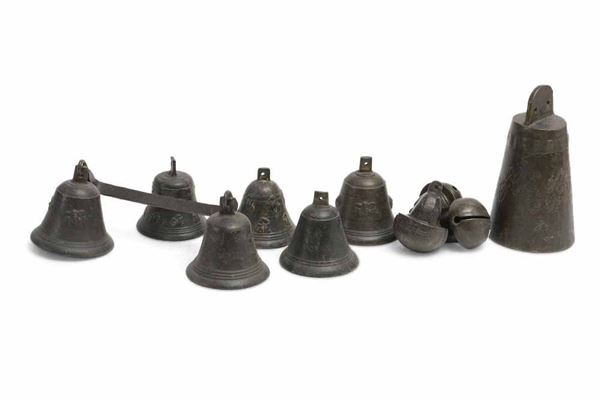 Lotto di campane in bronzo di forma, misure ed epoche differenti