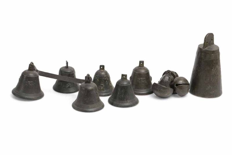 Lotto di campane in bronzo di forma, misure ed epoche differenti  - Asta Opere e Arredi da Dimore Lombarde - Cambi Casa d'Aste