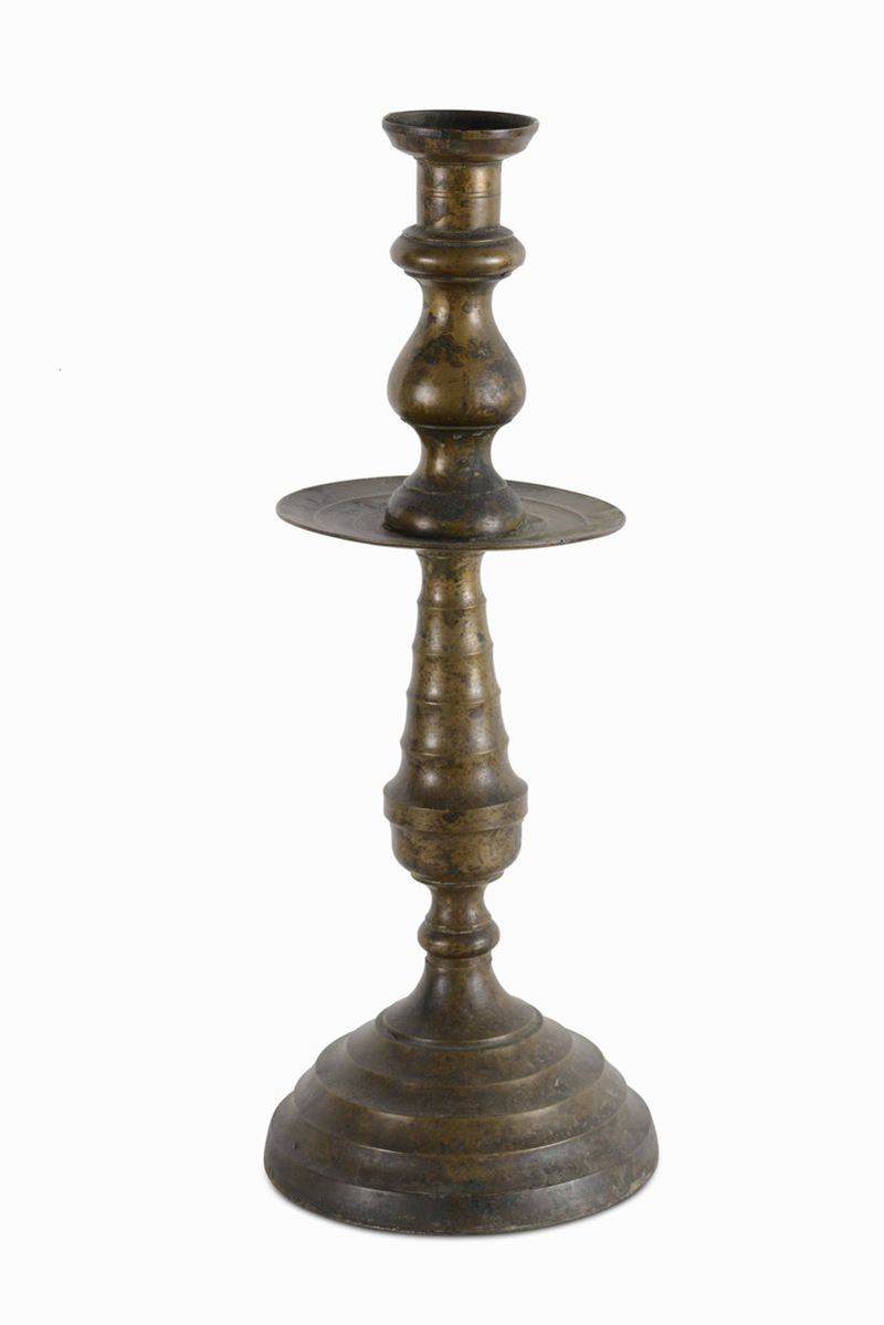Candeliere in bronzo dorato a balaustro con ampio piattello  - Asta Opere e Arredi da Dimore Lombarde - Cambi Casa d'Aste