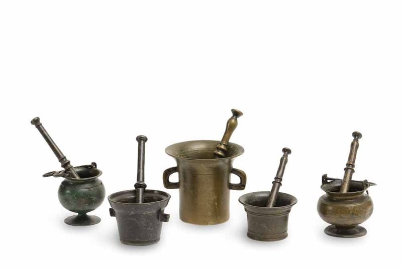 Gruppo di cinque mortai in bronzo con pestelli. Varie epoche  - Auction Artworks and Furniture from Lombard private Mansions - Cambi Casa d'Aste