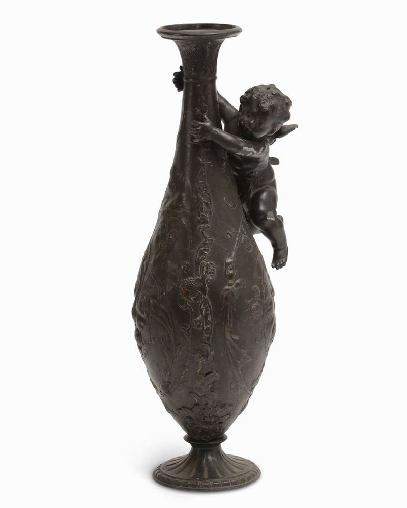 Vaso in bronzo piriforme con putto a tutto tondo  - Asta Opere e Arredi da Dimore Lombarde - Cambi Casa d'Aste